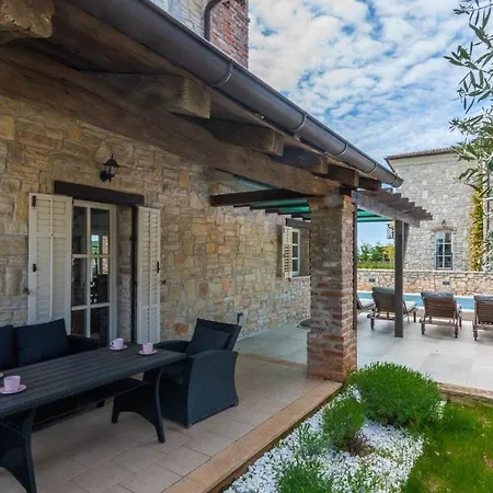 Villa Salvia With Private Pool And Jacuzzi Višnjan