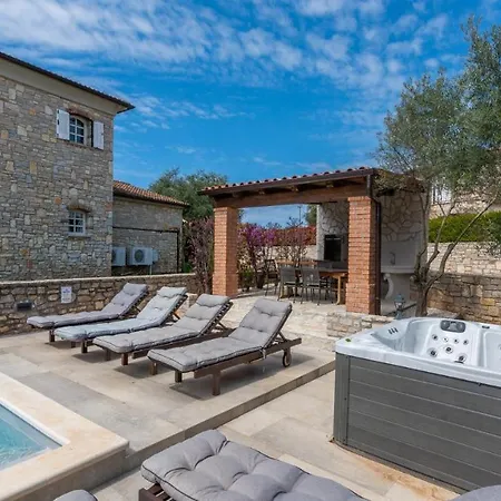 Villa Salvia With Private Pool And Jacuzzi Višnjan